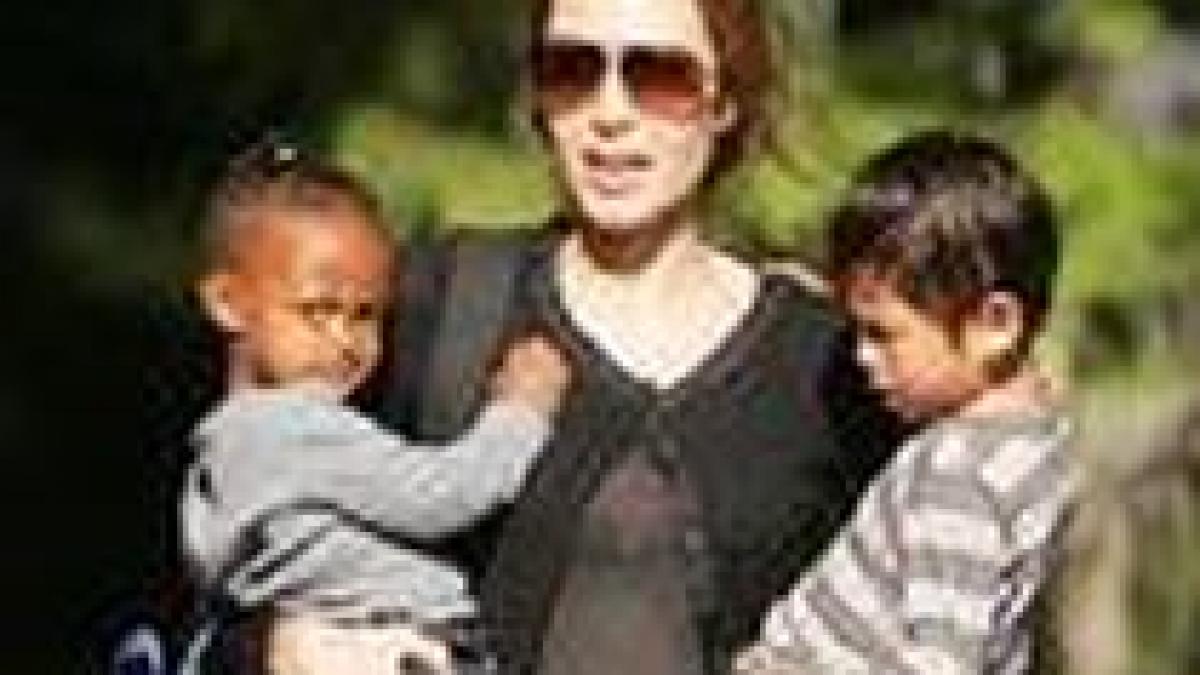 angelina jolie se gandeste sa adopte un al saptelea copil