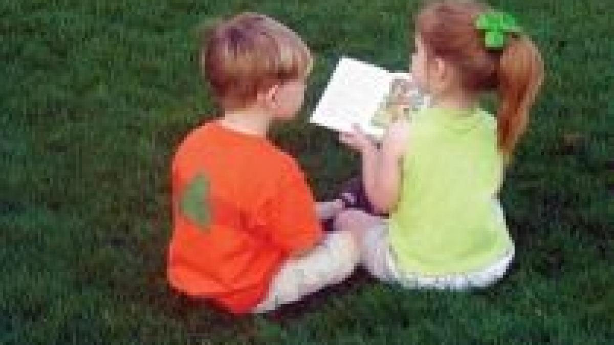 un baiat de sase ani a fost batut si obligat sa bea urina de colegii lui