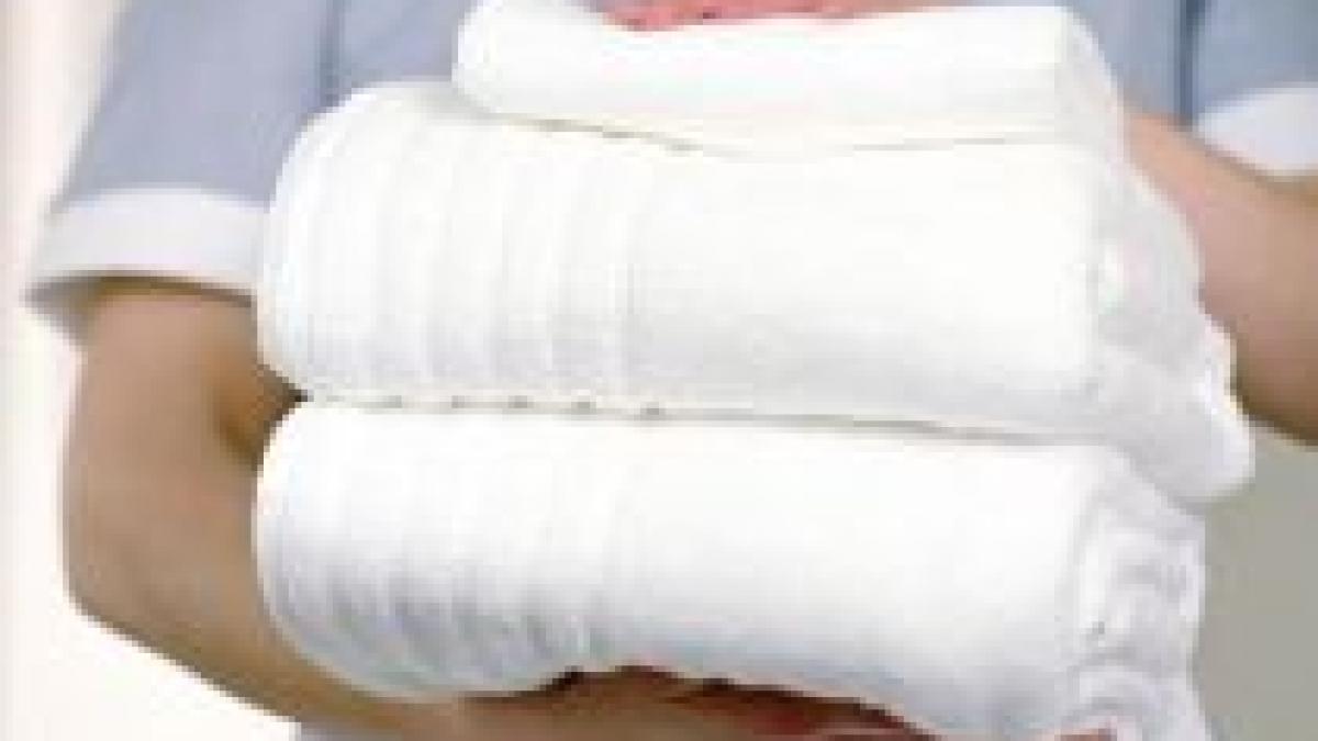 un bebelus a fost confundat cu o gramada de rufe si izbit de pamant