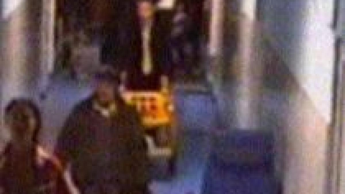 un tanar a fost batut pe holurile unui spital si nimeni nu a intervenit video