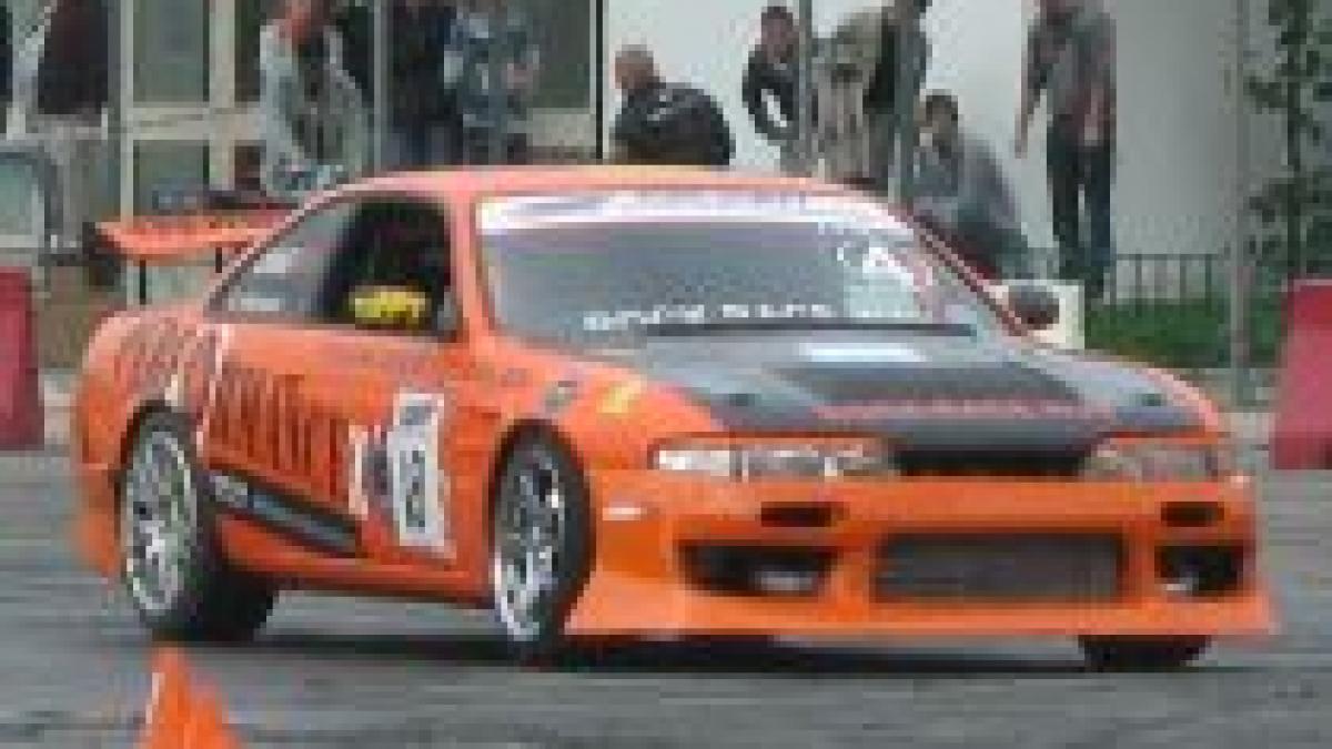 derapaje controlate masini tunate si sunet in miscare la festivalul de tuning drift car audio foto