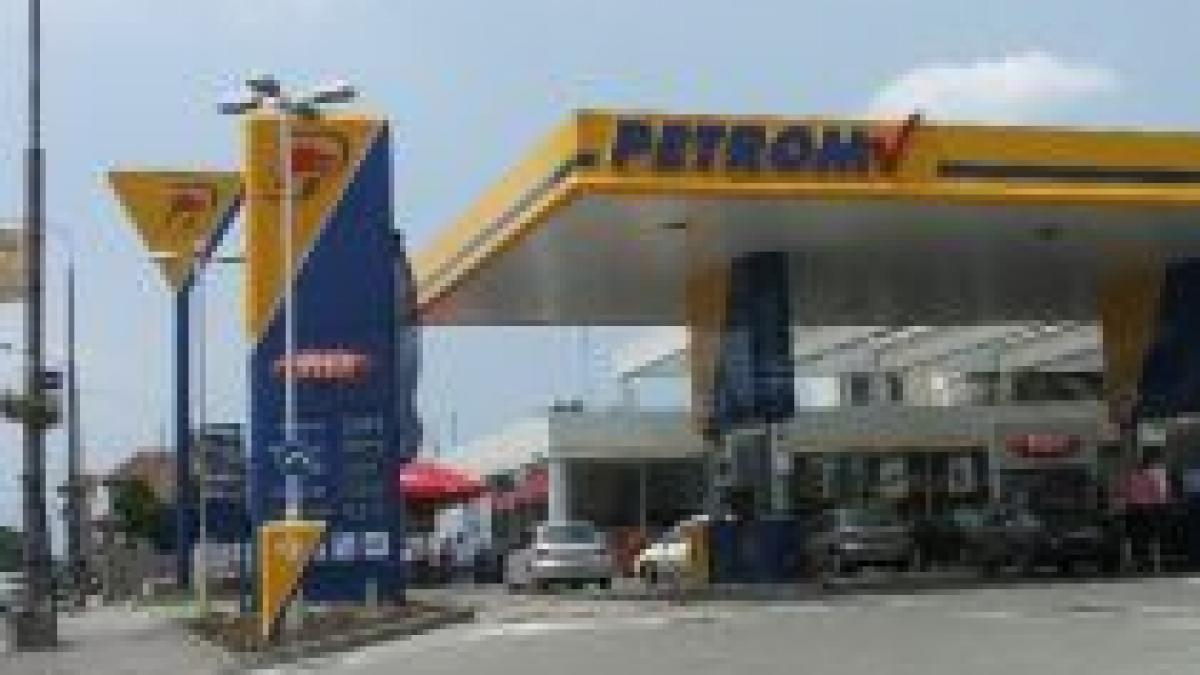petrom reduce pretul carburantilor cu noua bani pe litru