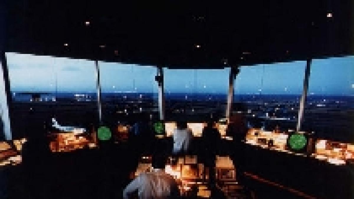 traian basescu cere reexaminarea statutului controlorilor de trafic aerian