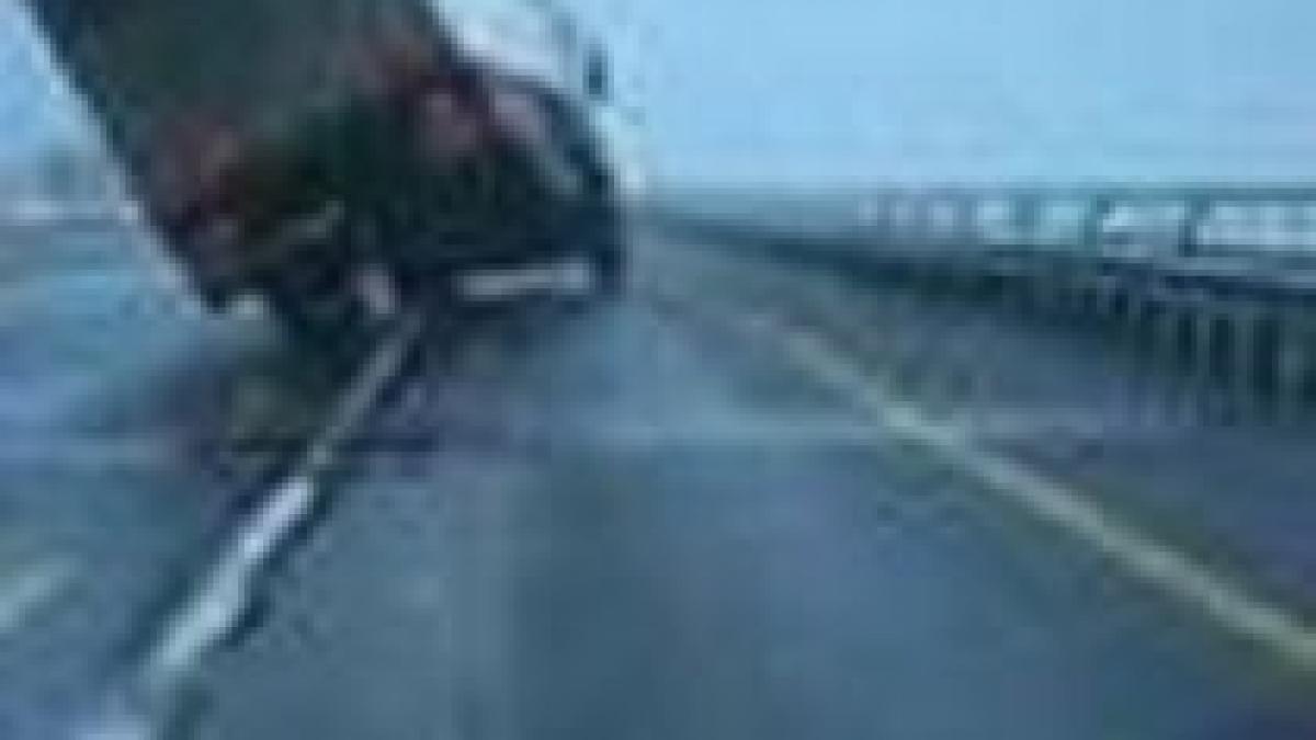 infotrafic din cauza vitezei un camion plin cu lemne s a rasturnat la iasi