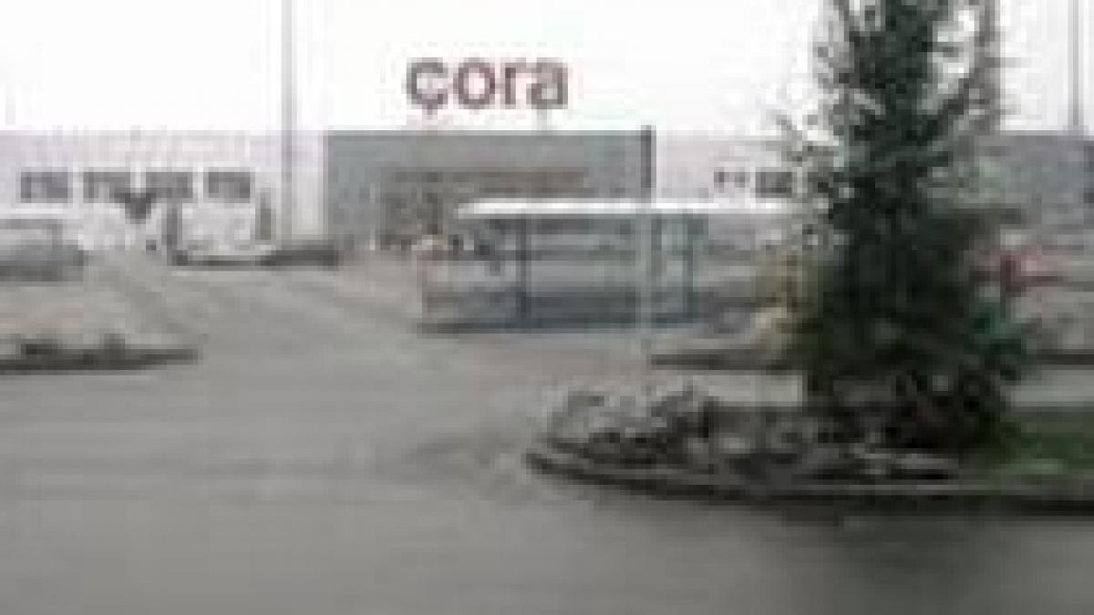 socant barbat lasat sa zaca pe trotuarul din fata magazinului cora