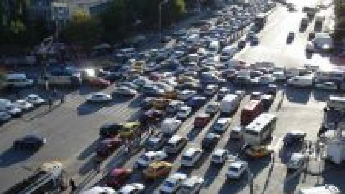 traficul blocat la iesirea din capitala cinci persoane grav ranite intr un accident pe podul otopeni