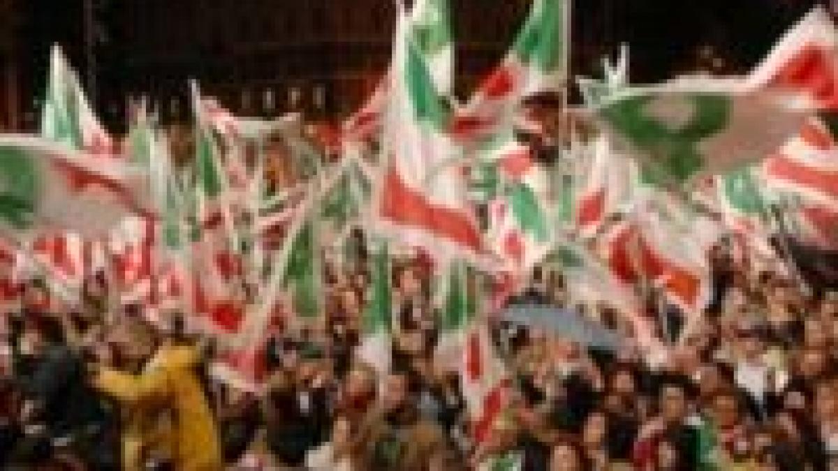 o alta italie este posibila zeci de mii de oameni protesteaza la roma fata de guvernul berlusconi