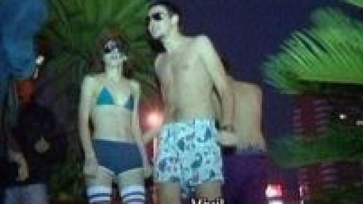 protest fata de kitsch sesiune foto fara haine langa palmierii din piata universitatii