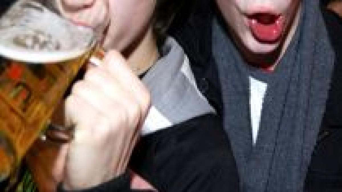 baiat de sase ani in coma alcoolica dupa ce a baut cot la cot cu asistentii maternali