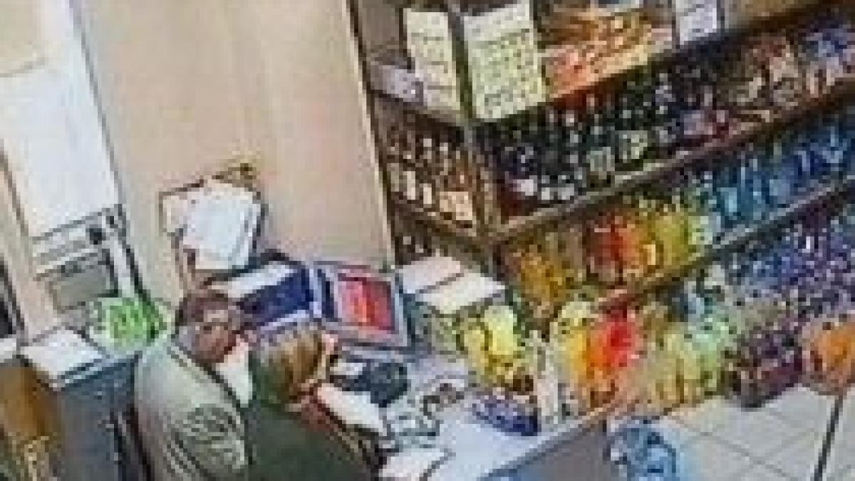 spaga in direct doi inspectori filmati in timp ce luau mita o ciocolata