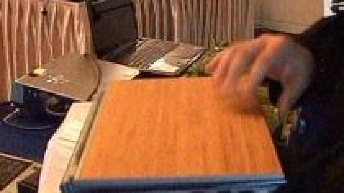 eco tehnologie administratia publica din romania se va innoi cu laptop uri din bambus