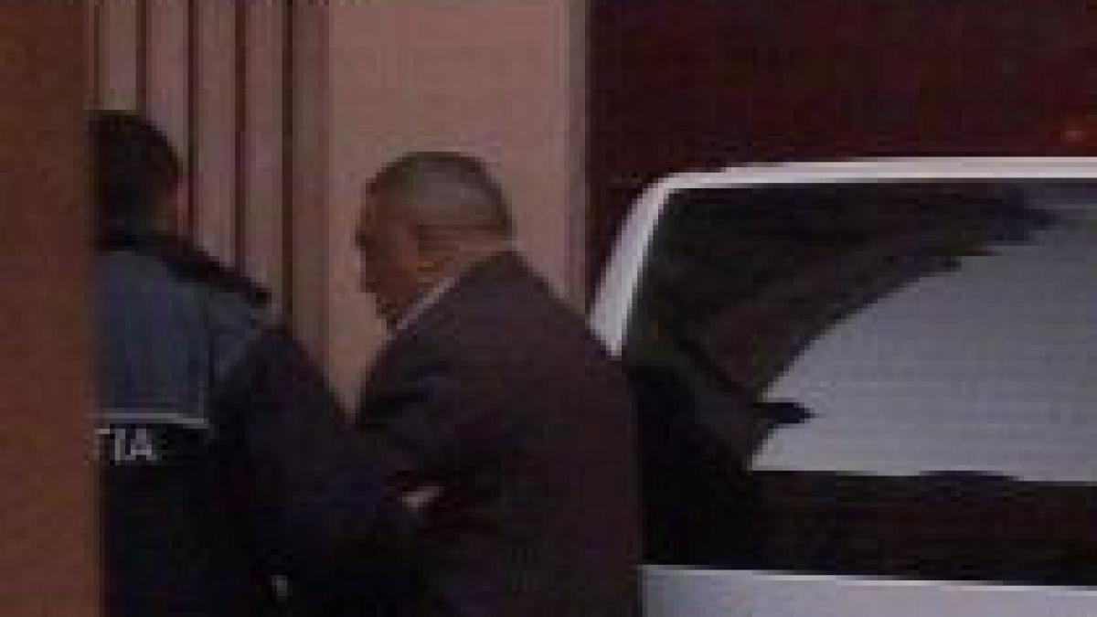 sase mandate de arestare preventiva pentru escrocii de la primarii