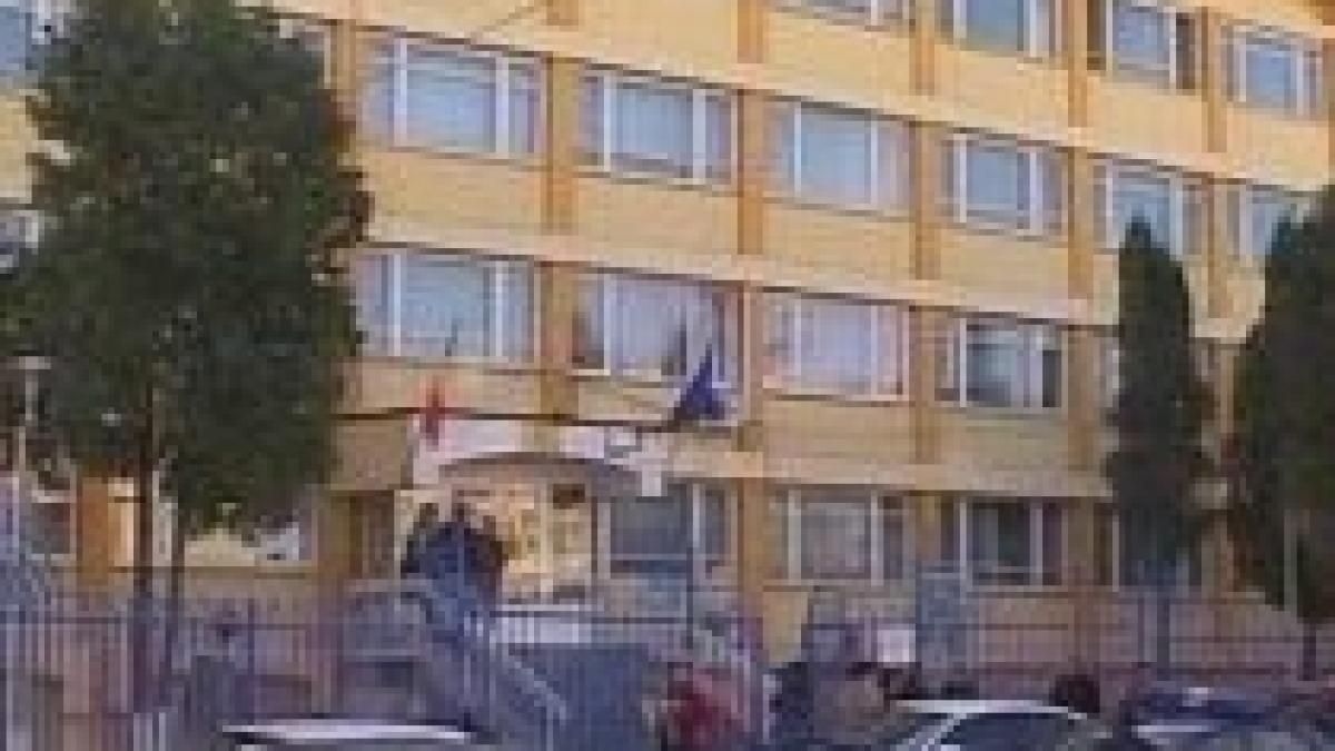 trafic de droguri in scoala doi liceeni prinsi in timp ce incercau sa vanda cannabis