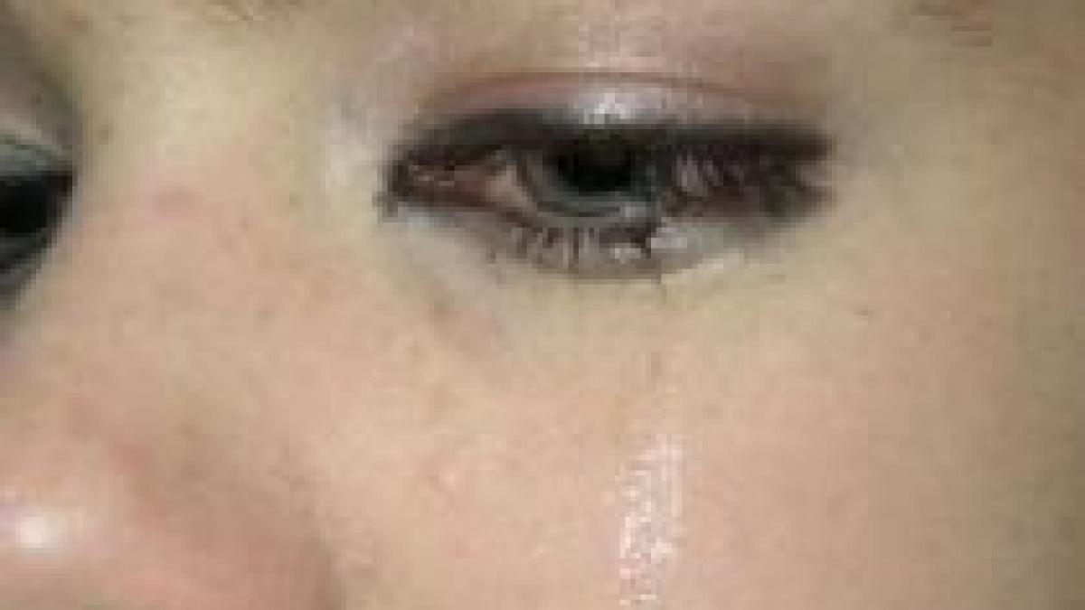 iasi o adolescenta in stare grava dupa ce a fost lovita in plina strada de tatal ei