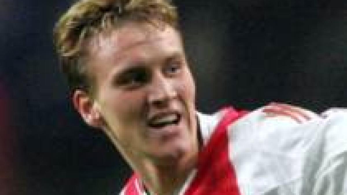 nicolae mitea scuipat si luat la palme de fanii lui dinamo