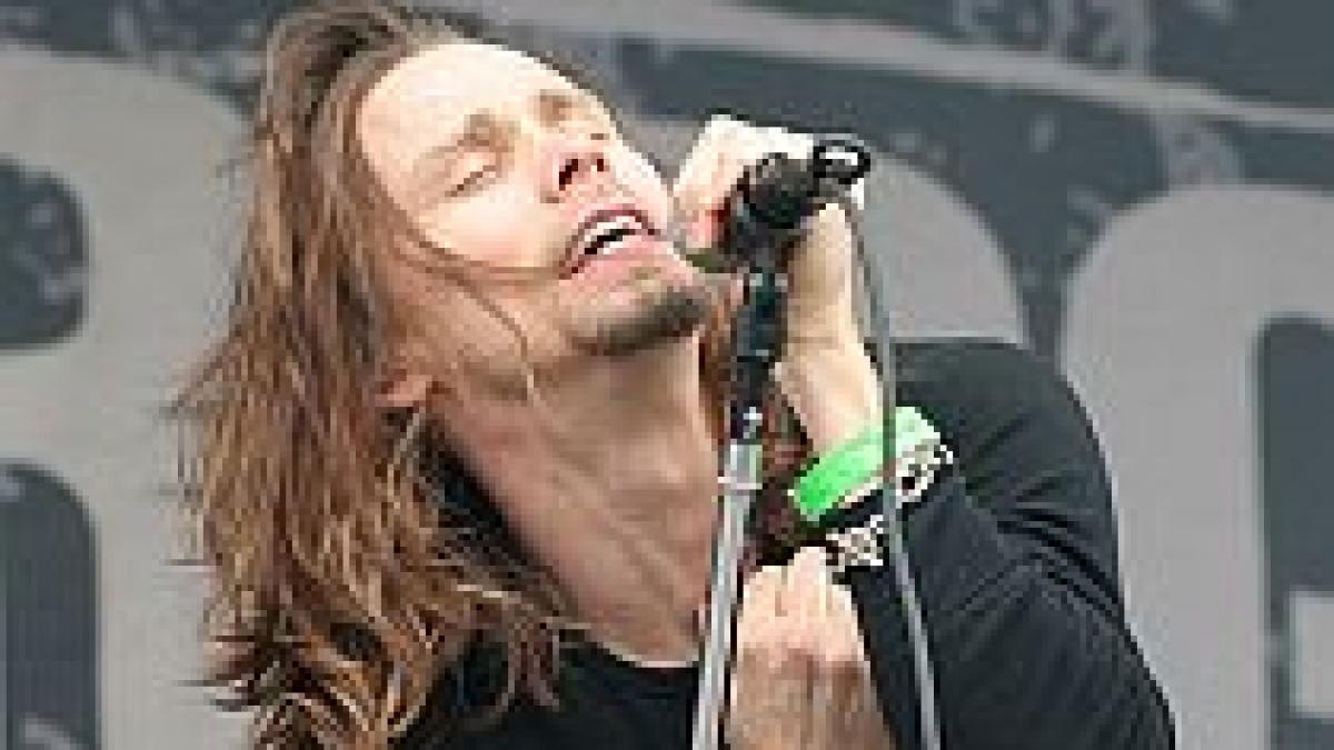 led zeppelin in turneu cu un nou vocalist