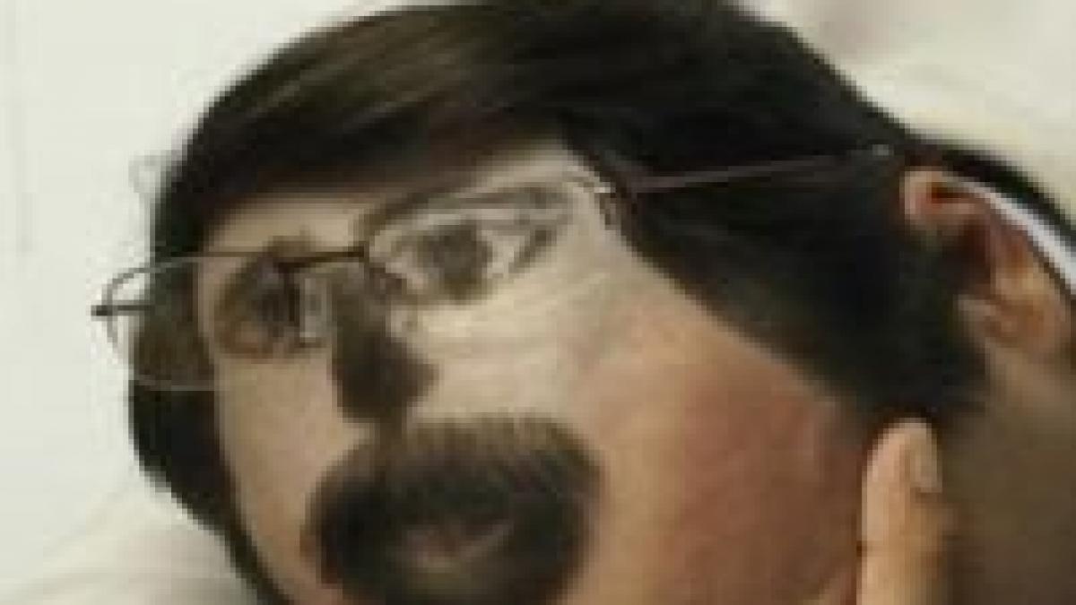 cum sa dormi la birou fara sa te prinda sefu foto