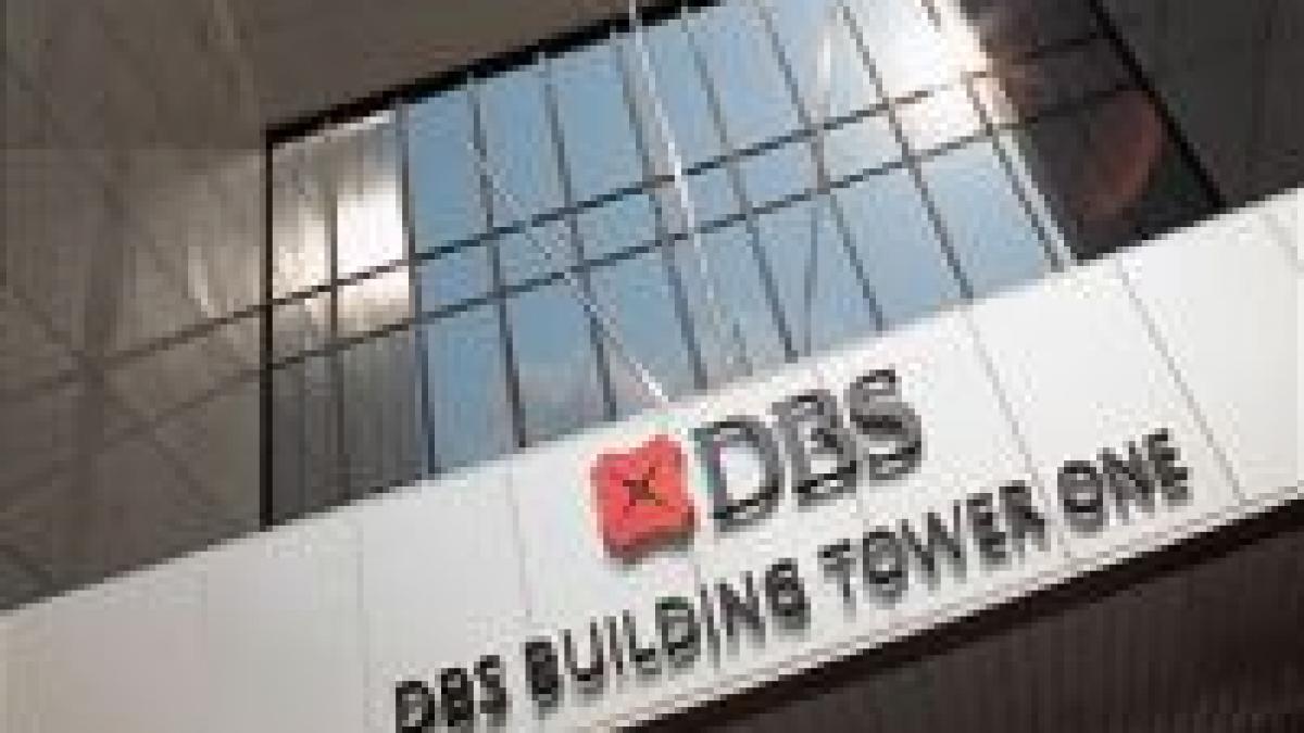dbs holding profit in scadere cu 38 grupul bancar restructureaza 900 de posturi