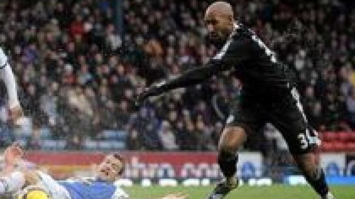 chelsea se intoarce pe primul loc in premier league dupa dubla lui anelka blackburn chelsea 0 2
