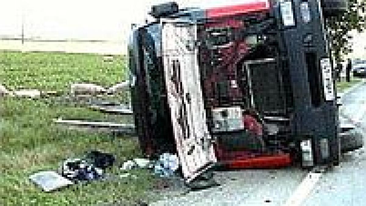 un tir care transporta substante toxice s a rasturnat in judetul arad