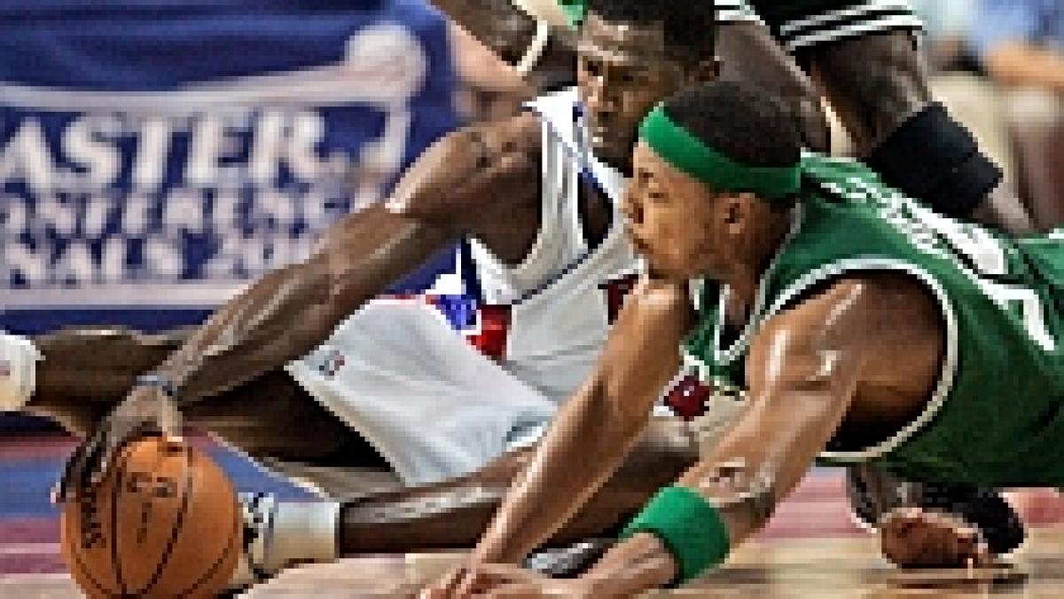 campionii i au stricat debutul lui allen iverson in fata fanilor din detroit video