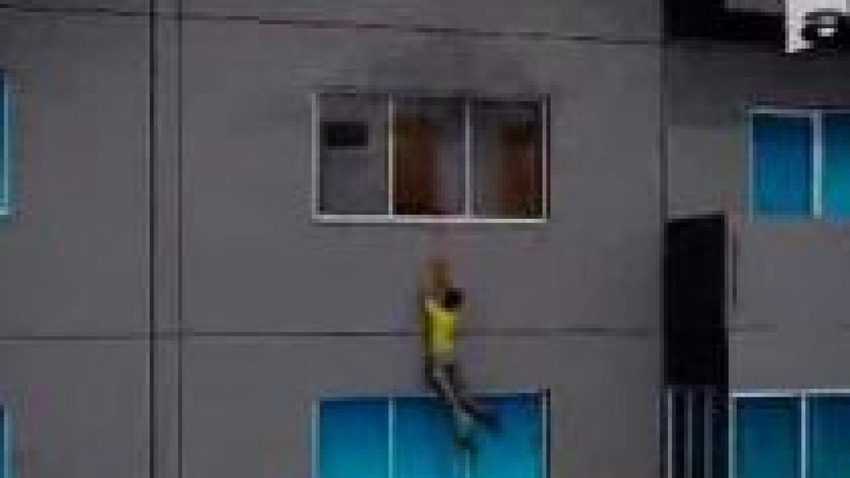 o bucuresteanca a coborat de la etajul patru pe un cablu pentru a scapa din incendiu video