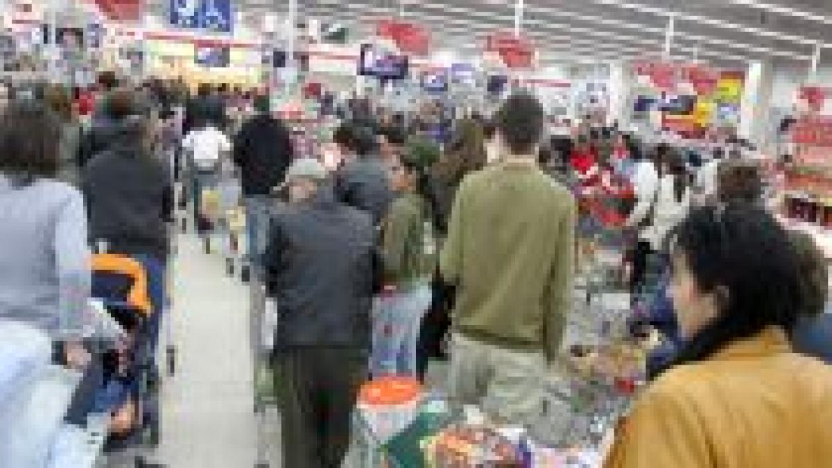 Studiu. Românii dispuşi să facă economii la haine şi utilităţi. Nu şi la mâncare