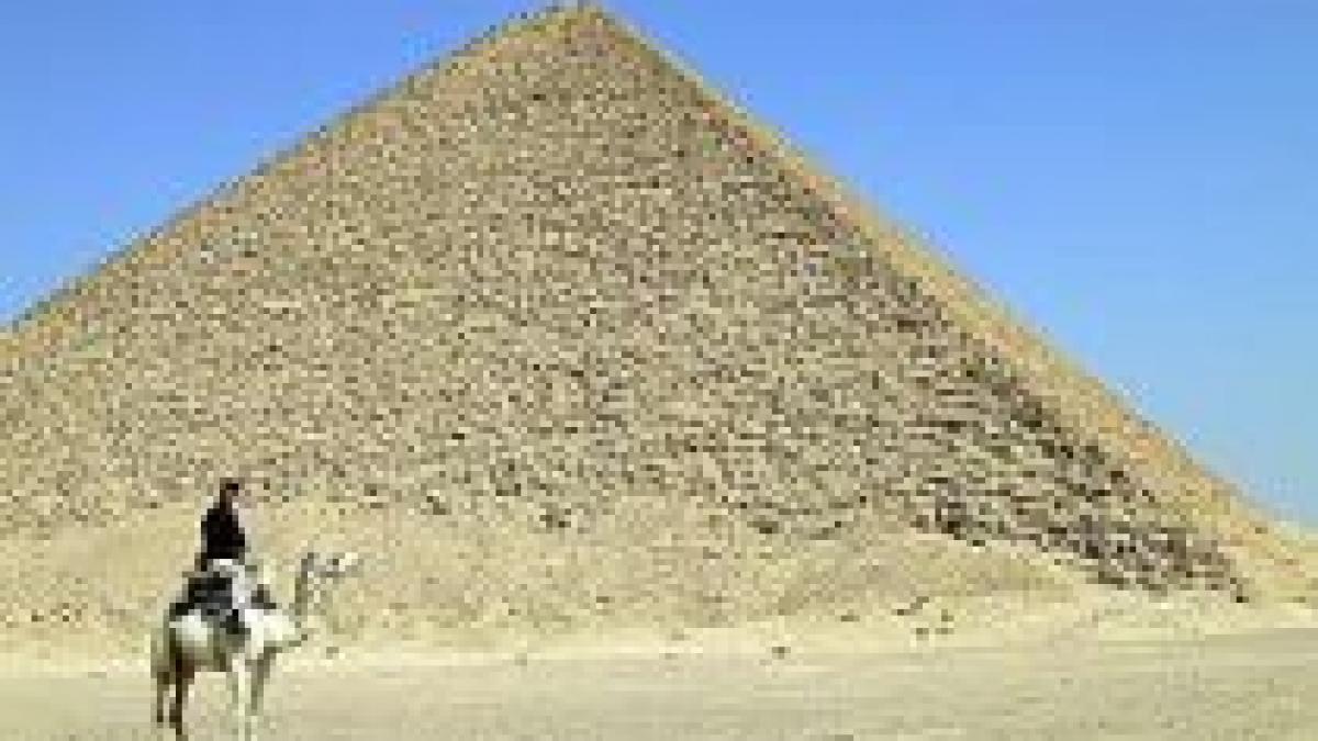 o piramida veche de 4 300 de ani descoperita in egipt