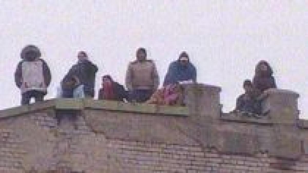 13 rromi protesteaza pe un bloc din centrul capitalei pentru ca vor case in sectorul 5