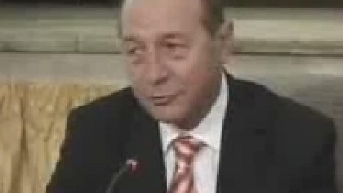 cine la cine scoate pistolul basescu isi continua meciul cu guvernul video