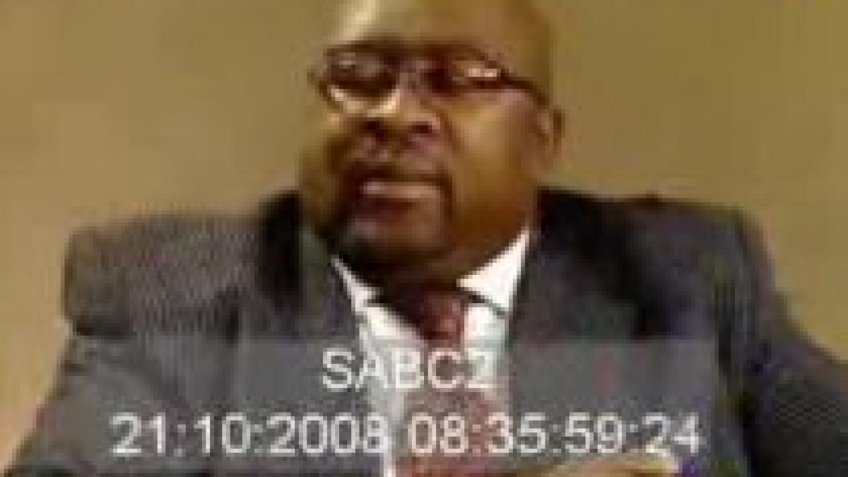 un ministru cu greutate rupe scaunul intr un studio tv video