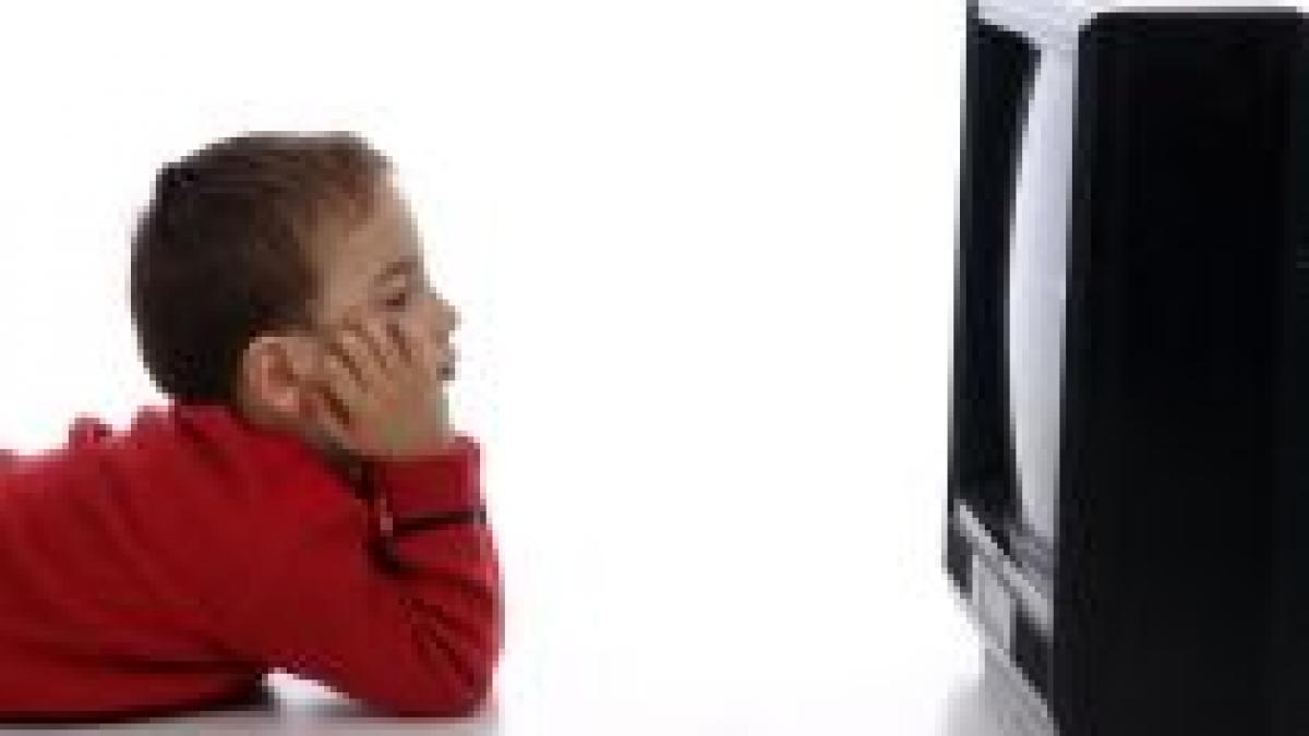 tinerii intre 15 si 20 de ani cred ca reclamele tv sunt mai daunatoare decat stirile cu violenta