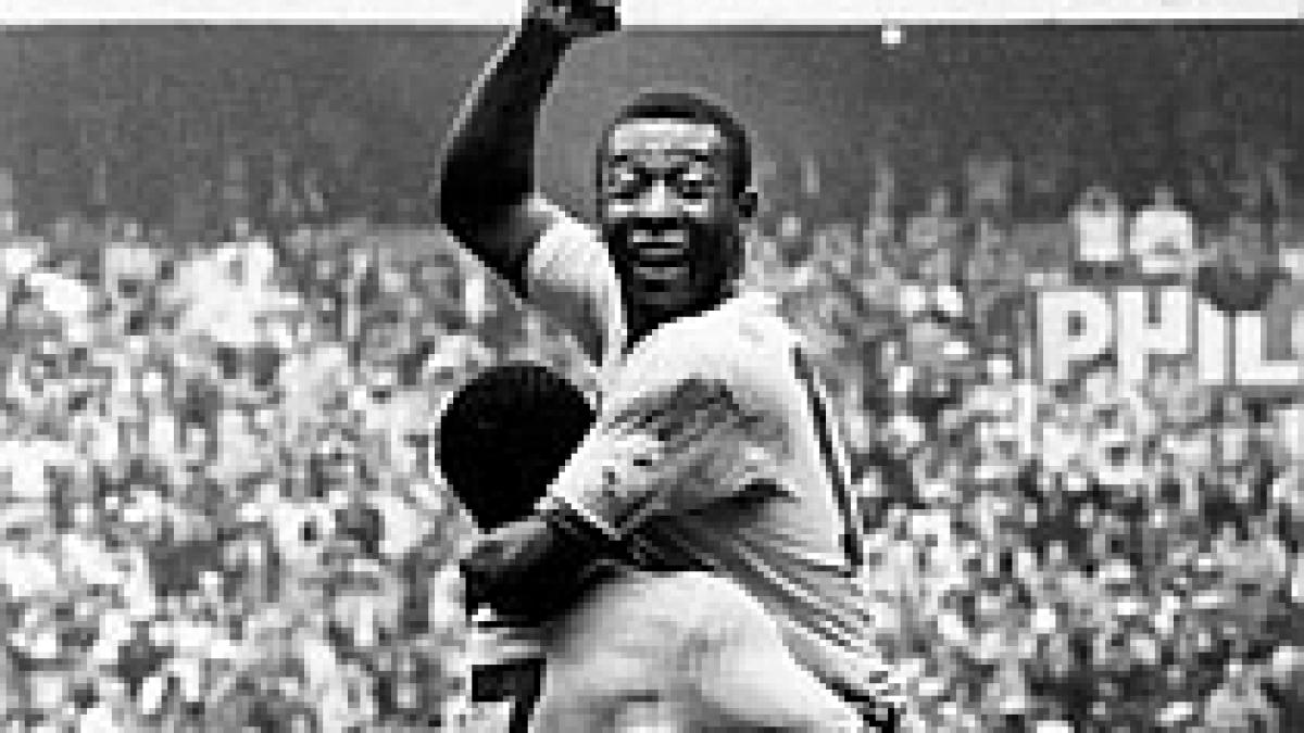 lumea fotbalului sarbatoreste 39 de ani de la golul cu numarul 1000 din cariera lui pele