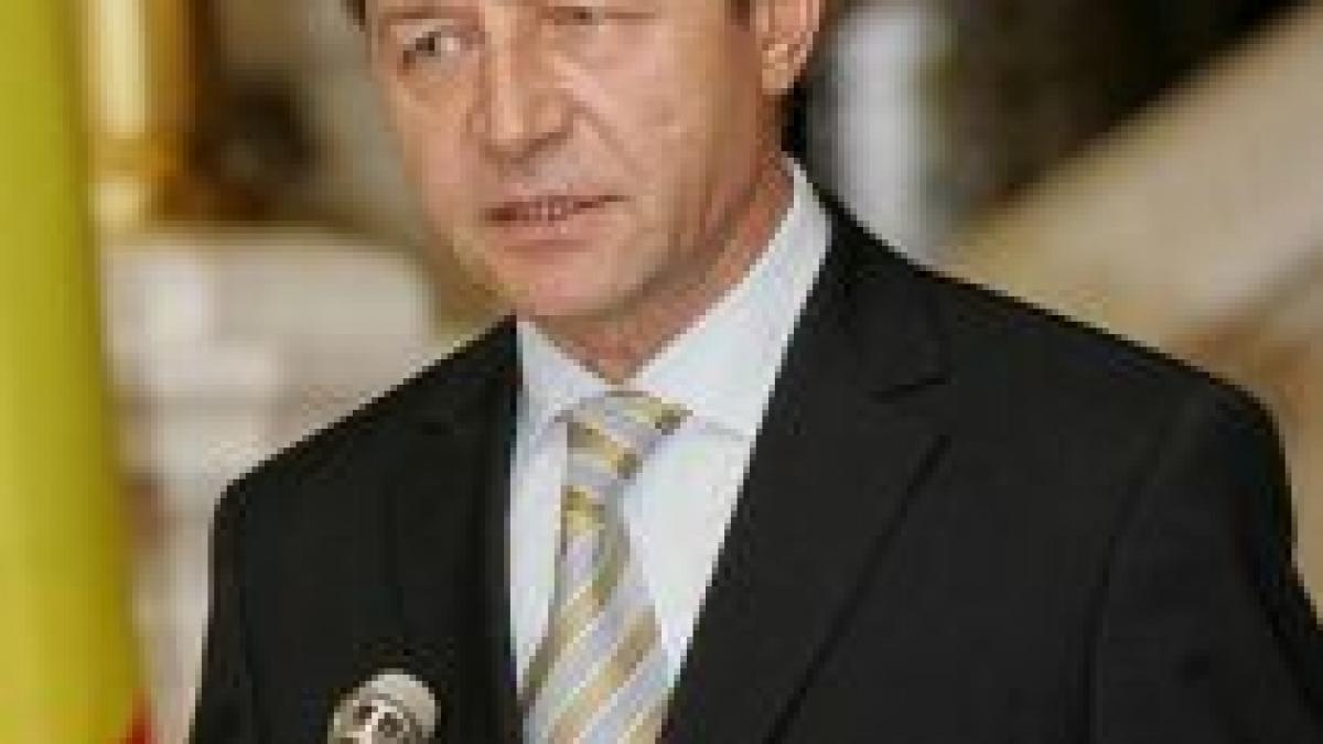 traian basescu viziteaza combinatul siderurgic arcellormittal si portul galati