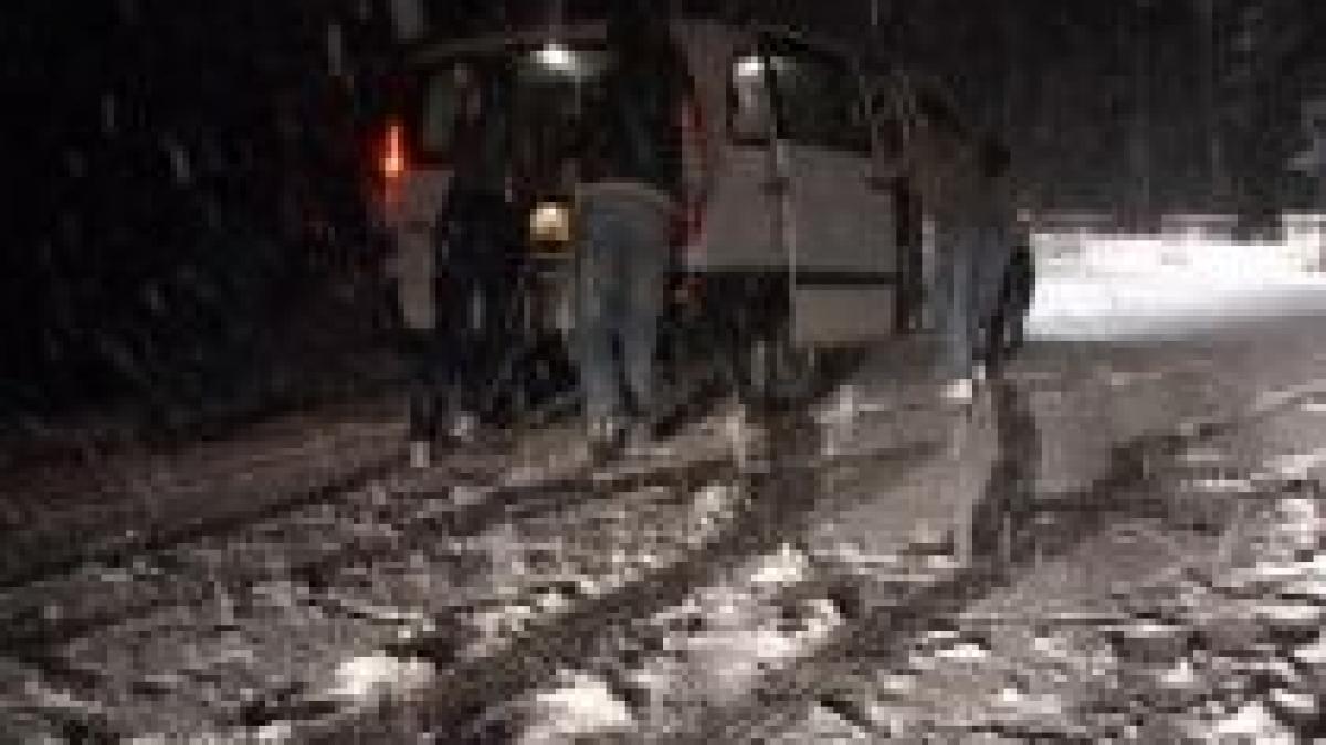 iarna ne ia prin surprindere zeci de masini blocate in maramures din cauza zapezii