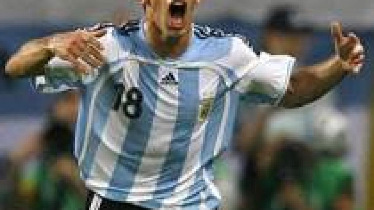 maradona a debutat cu dreptul pe banca tehnica a argentinei