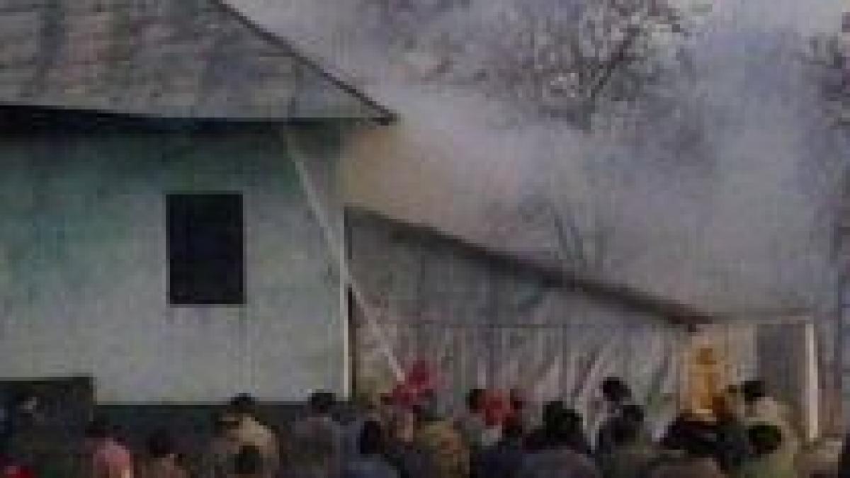 neamt incendiu puternic la scoala din stefan cel mare