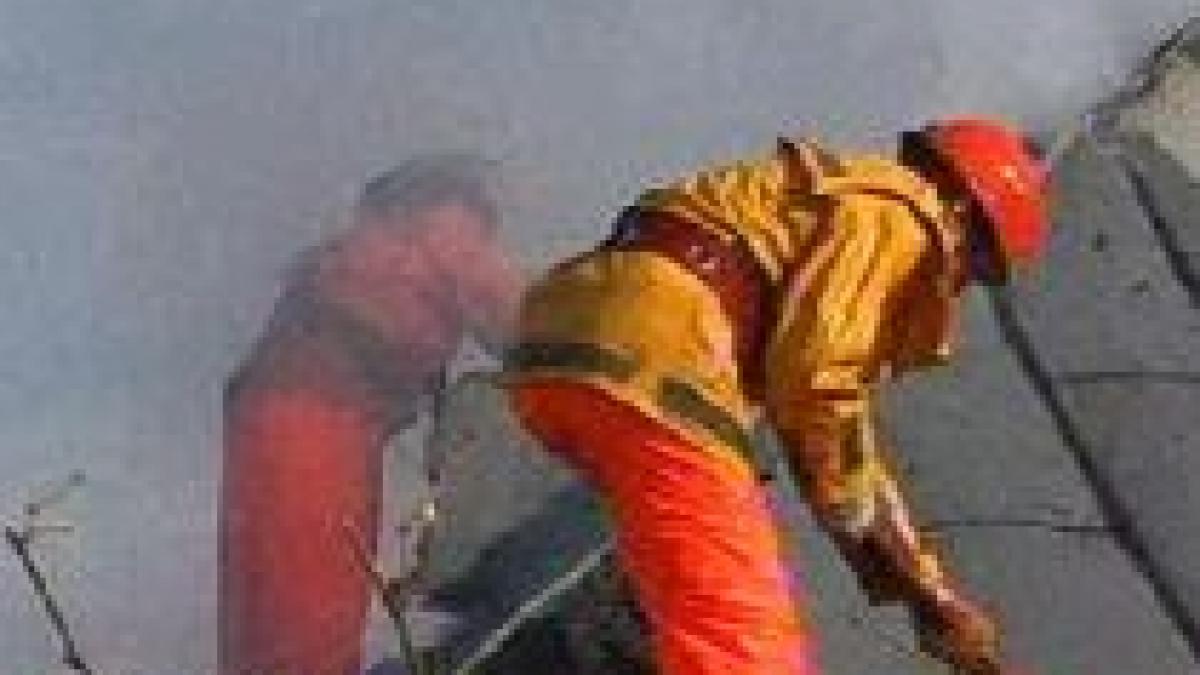 un pompier civil a incercat sa salveze o casa si a fost la un pas de pieri in incendiu