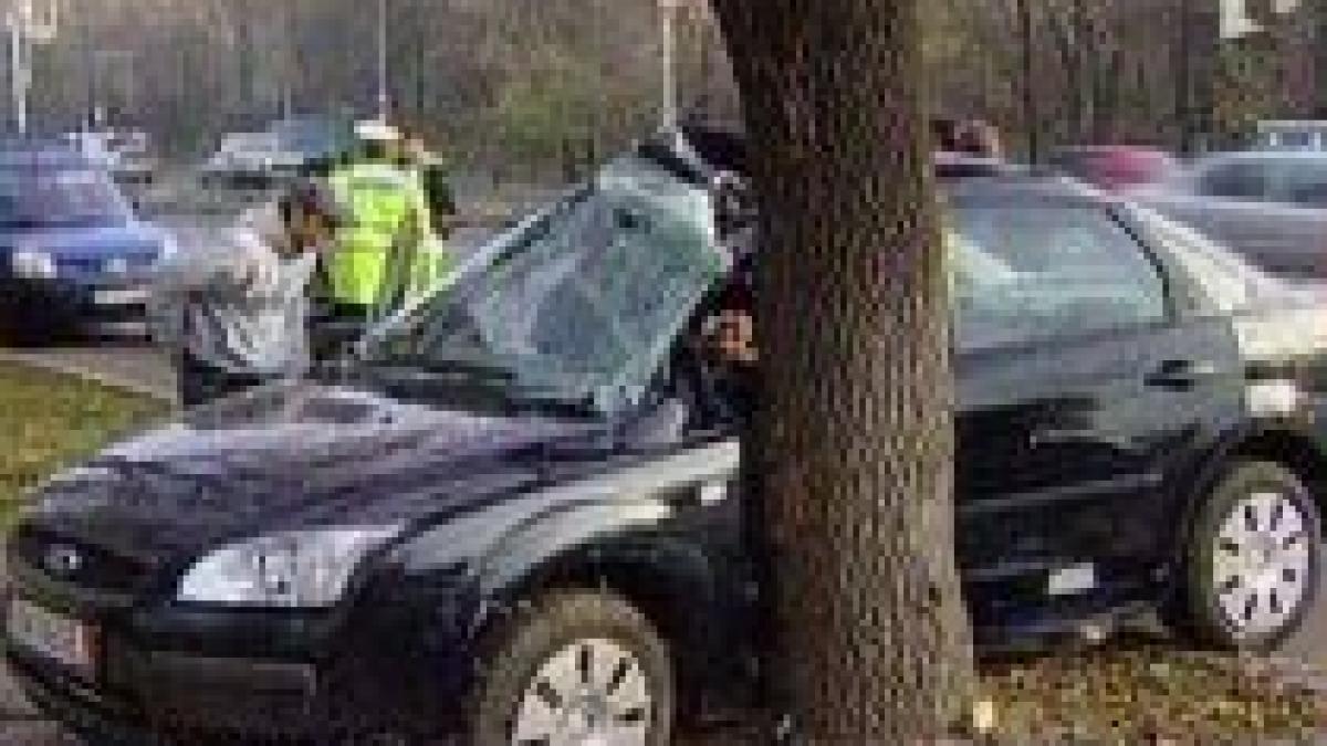 o tanara din capitala s a speriat si a intrat in pom cu masina video