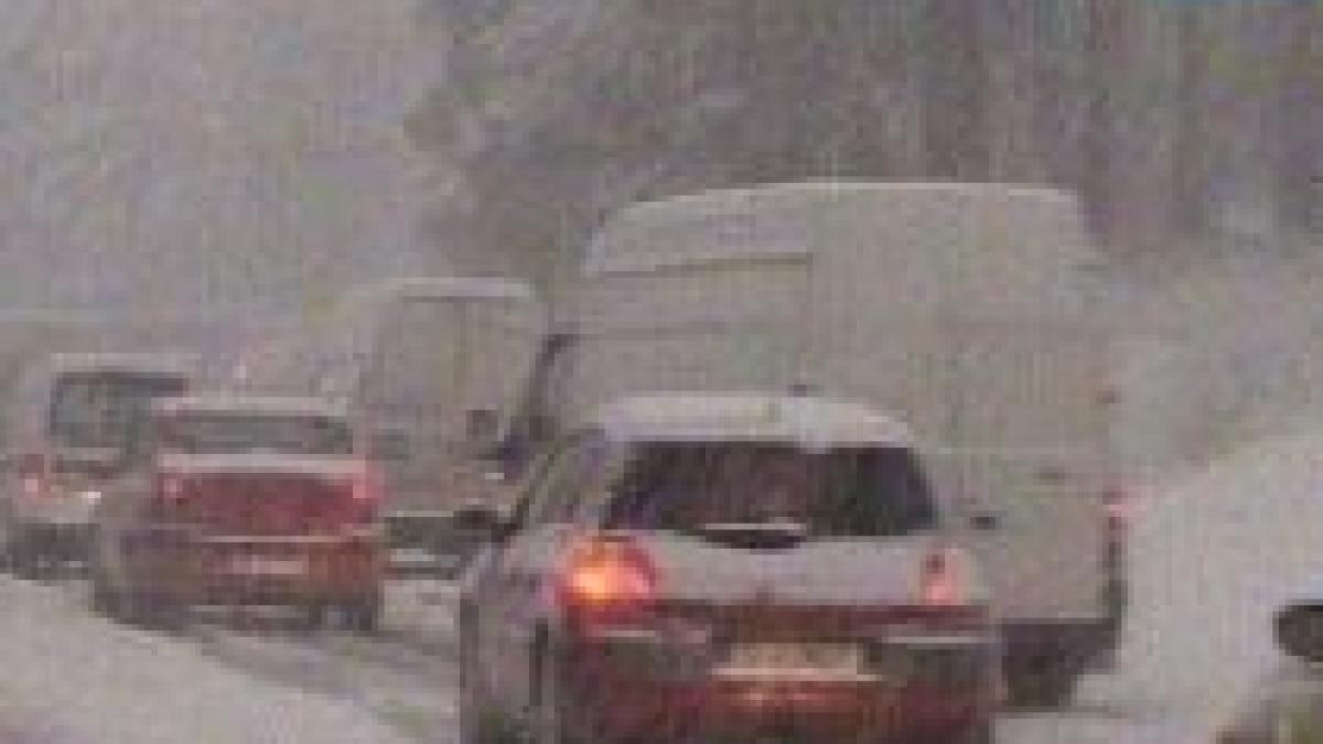 circulatia rutiera ingreunata de ninsoarea abundenta vezi drumurile blocate