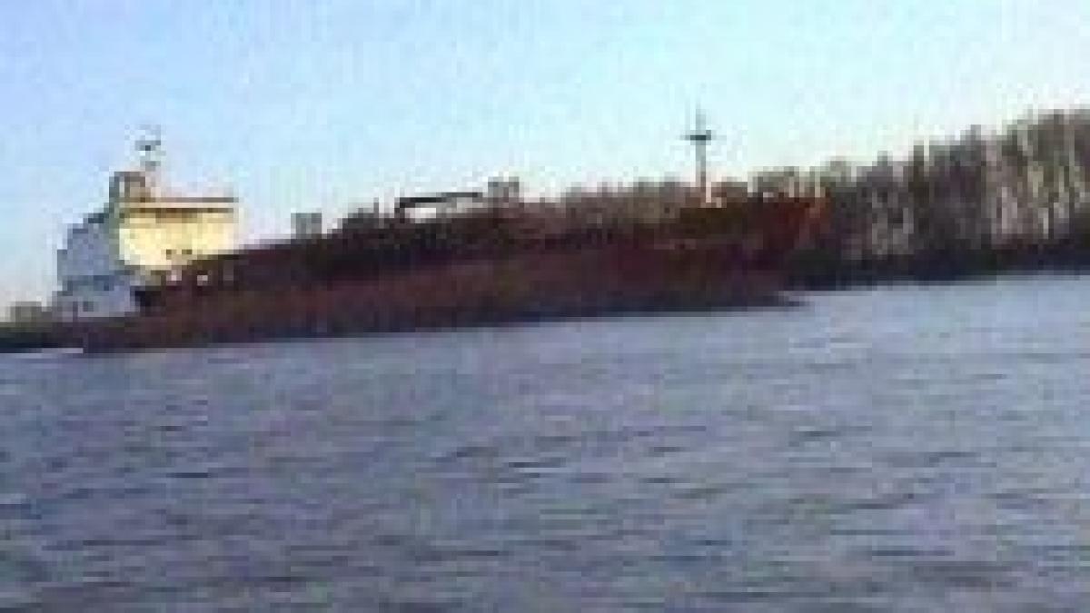 nava sub pavilion sarbesc esuata pe dunare