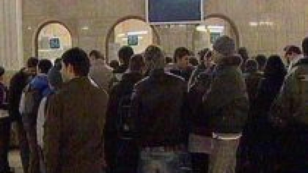 aglomeratie si gaze lacrimogene in gari din cauza biletelor gratuite oferite de guvern