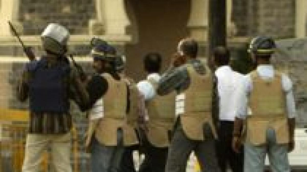 politia indiana ia cu asalt ultimele puncte ocupate de atacatori in mumbai