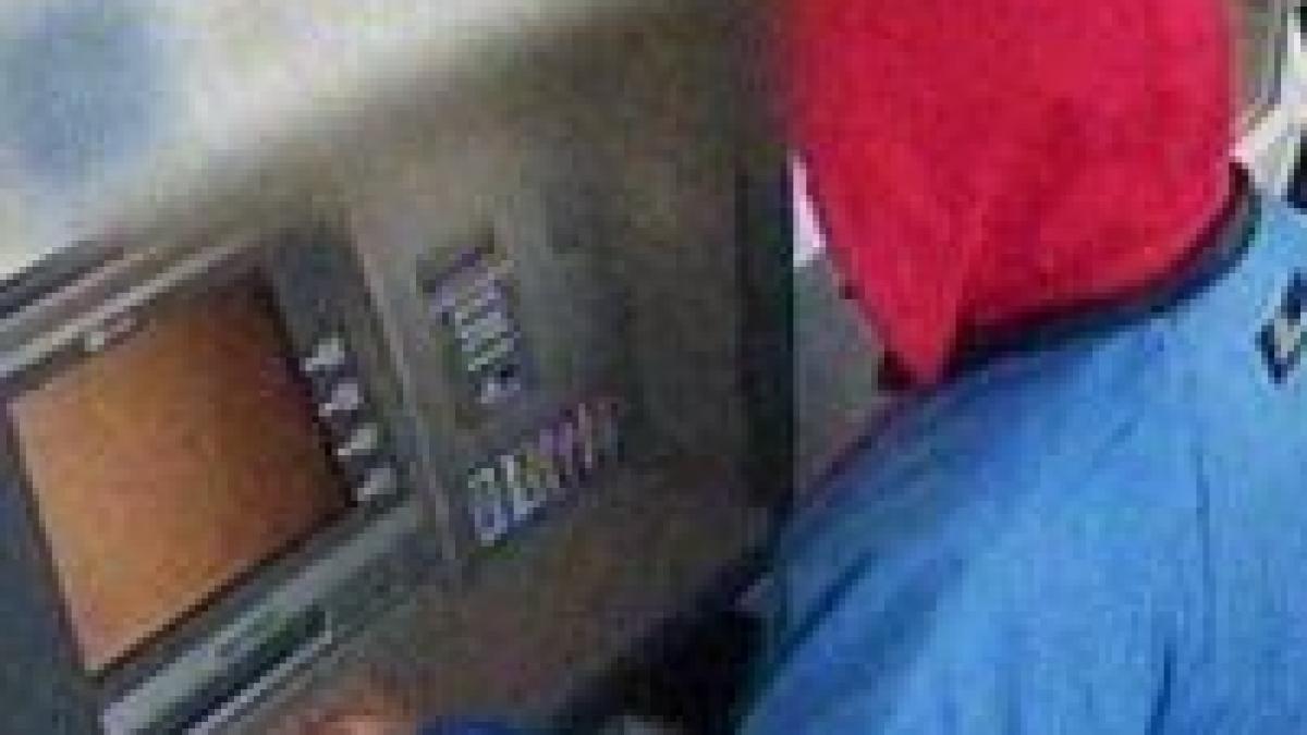 doi politisti timisoreni au furat banii de pe cardul barbatului pe care l au legitimat