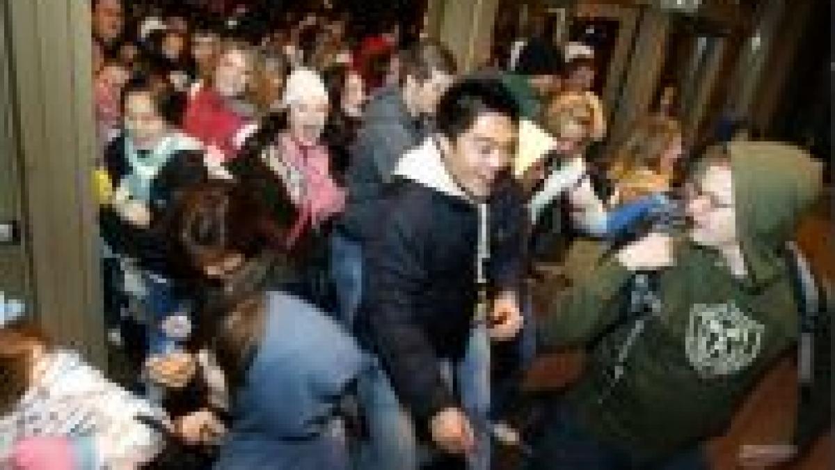 intr un orasel de langa new york un vanzator si a pierdut viata strivit de multimea clientilor video