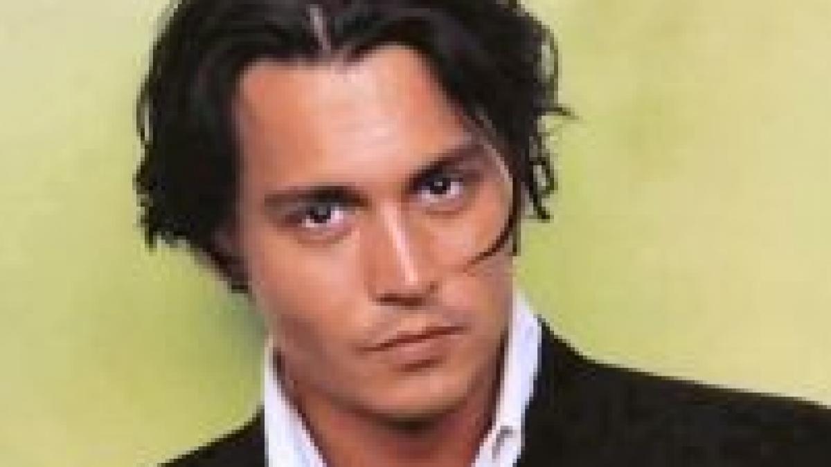 johnny depp in rolul lui roger moore intr un film bazat pe memoriile actorului britanic