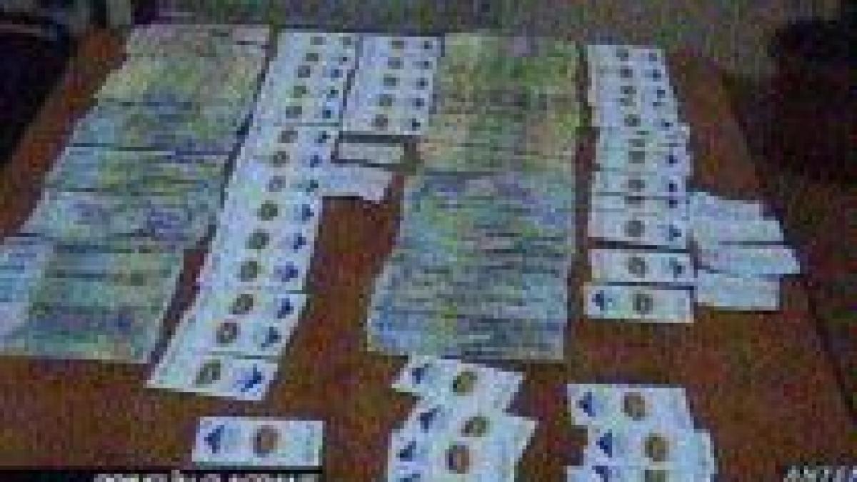 mehedinti doi tineri prinsi in flagrant cand scoteau 30 000 lei dintr un bancomat