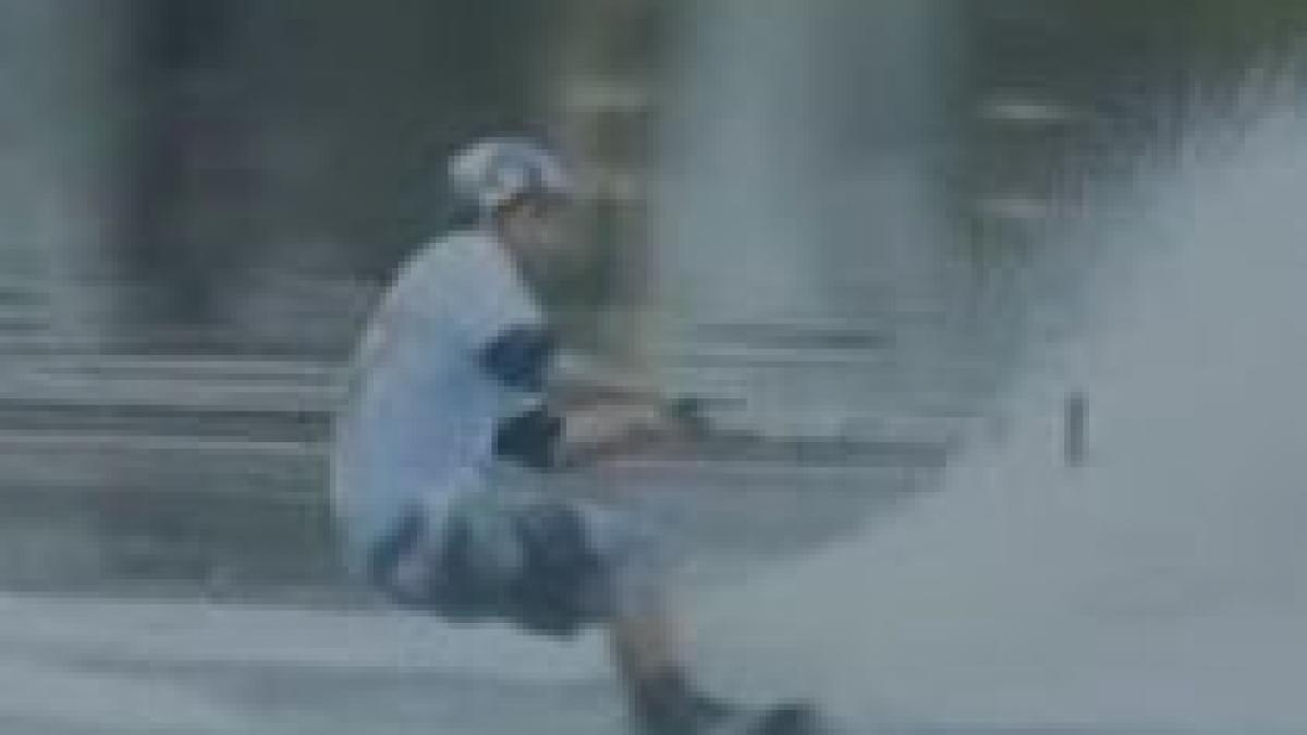 venetia scapati de inundatii turistii fac surf in piata san marco video