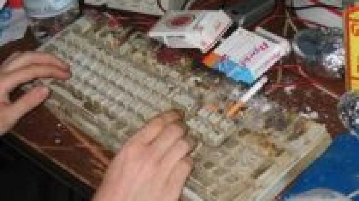 tastatura scrumiera noua inventie a dependentilor de internet