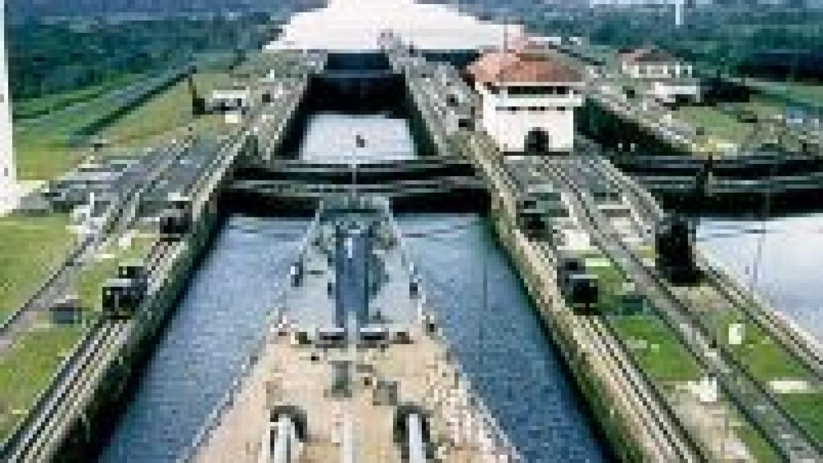 o nava militara rusa a intrat in canalul panama prima data dupa 64 de ani